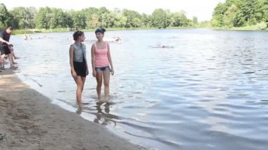 iki genç kız su üzerinde gitmek