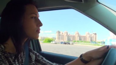 Arabayı kullanan esmer