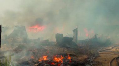 Yangın. yanmış bir evin kalıntıları