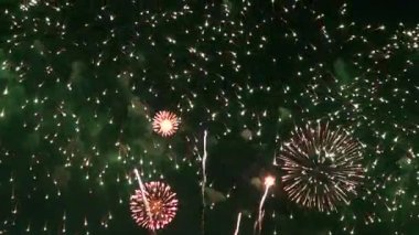 Gece gökyüzünde havai fişekler