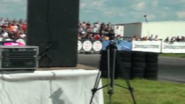 yolda yarış arabaları