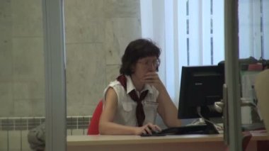 bir kadın bir ofiste bilgisayar arkasında