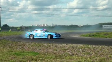 yolda yarış arabaları