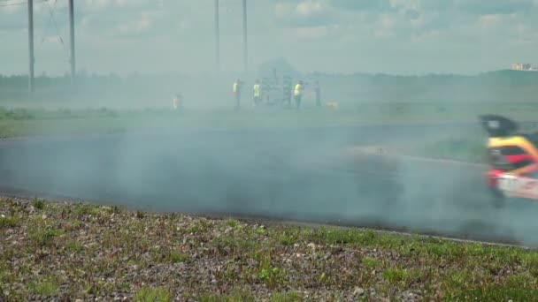 Carros de corrida na pista — Vídeo de Stock