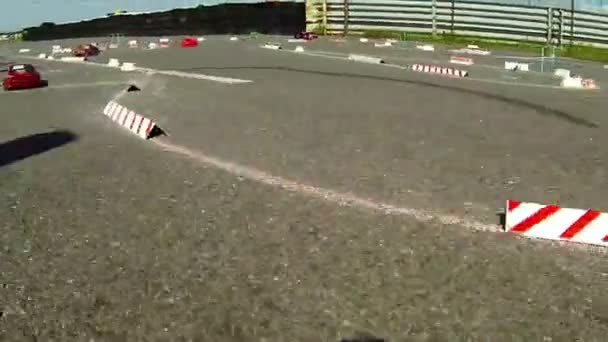 Mini voitures de course sur la piste — Video