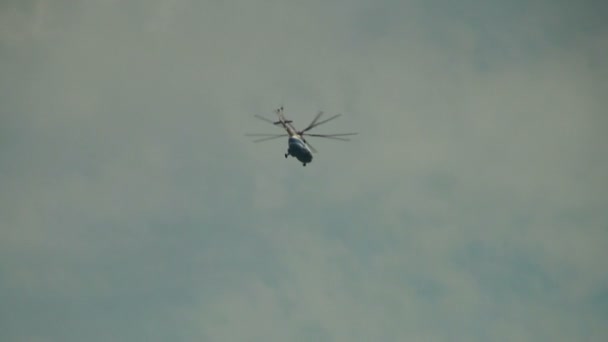 En helikopter flyger över huvudet. — Stockvideo