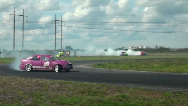 Auto's racen op de rails — Stockvideo