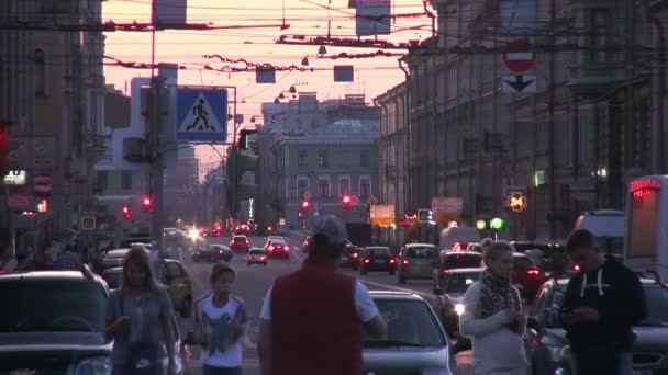 St. Petersburg'da gece trafik — Stok video