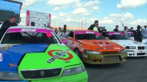 Les voitures sont prêtes pour les courses — Video