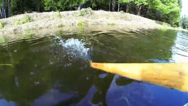 Primer plano de un remo en el agua — Vídeos de Stock