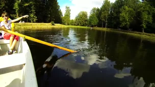 Peddel roeien water — Stockvideo