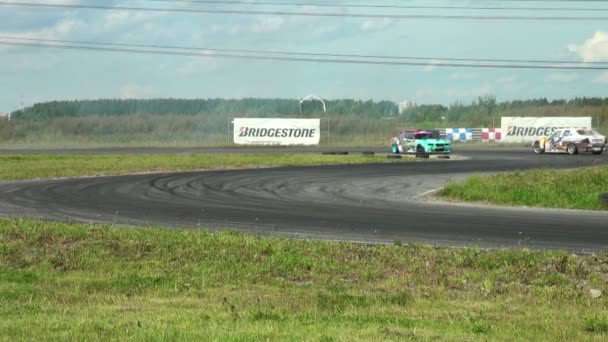 Autos rasen auf Gleis — Stockvideo