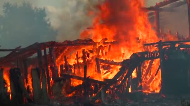 Fuego. Ruinas de una casa quemada — Vídeos de Stock