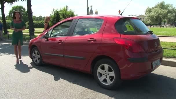 Het meisje besturen van de auto — Stockvideo