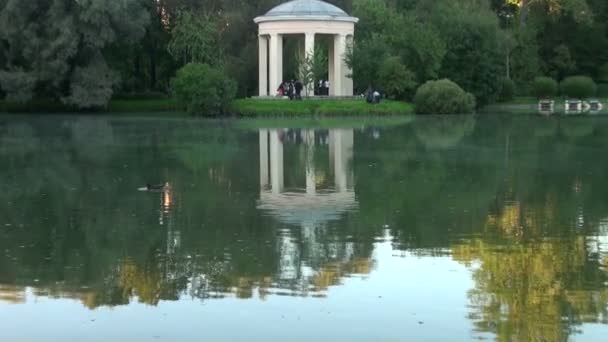 Klassiska rotunda på en damm i park — Stockvideo