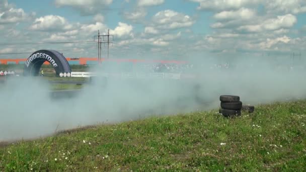 Autos rasen auf Gleis — Stockvideo