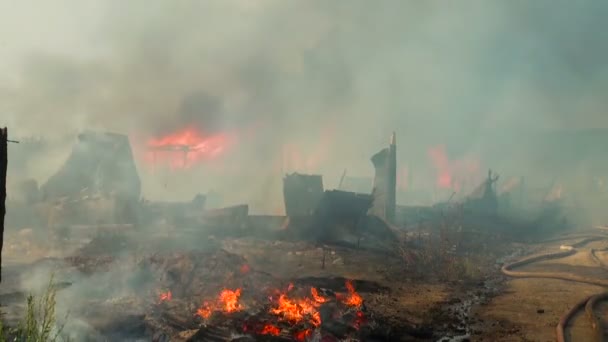 Fuego. Ruinas de una casa quemada — Vídeos de Stock