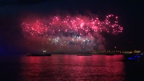 Fuegos artificiales en Neva — Vídeo de stock