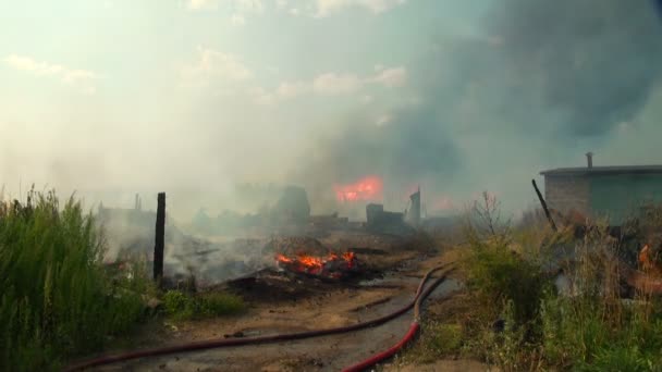 Fogo. Ruínas de uma casa queimada — Vídeo de Stock