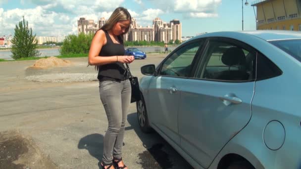 Blondýna se zavře auto — Stock video