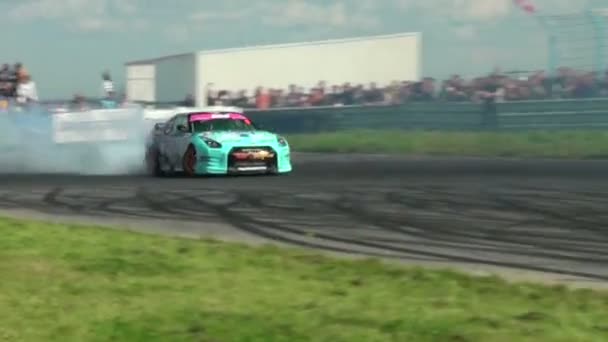 Coches de carreras en pista — Vídeo de stock