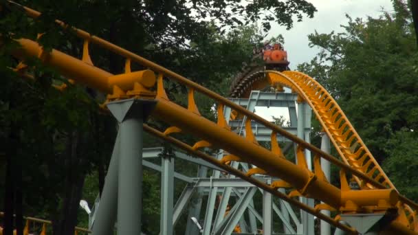 Rollercoaster v zábavním parku — Stock video