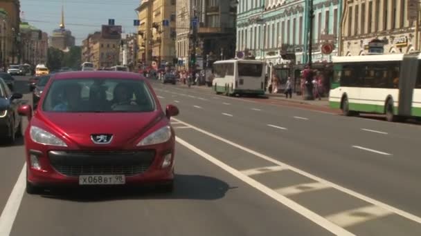 A menina dirigindo o carro — Vídeo de Stock