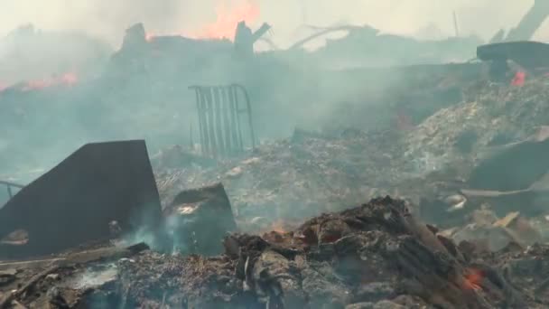 Brand. ruïnes van een verbrande huis — Stockvideo