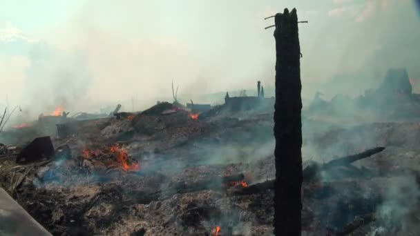 Fuego. Ruinas de una casa quemada — Vídeos de Stock