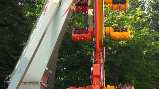 Columpio extremo en el parque de atracciones — Vídeos de Stock