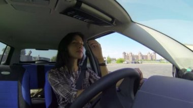 Arabayı kullanan esmer