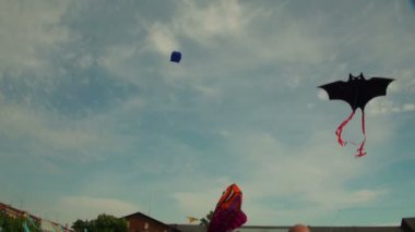 çocuklar uçurtma ile