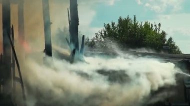 Yangın. yanmış bir evin kalıntıları