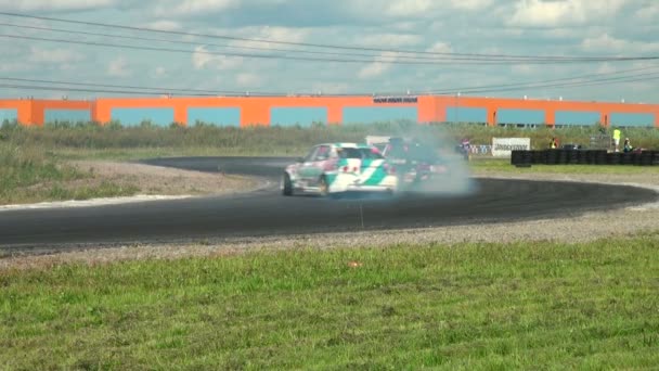 Coches de carreras en pista — Vídeo de stock