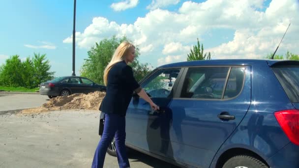 Rubia consigue en el coche — Vídeo de stock