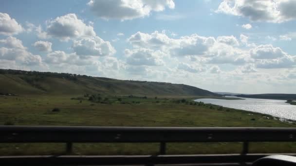 En una carretera — Vídeo de stock