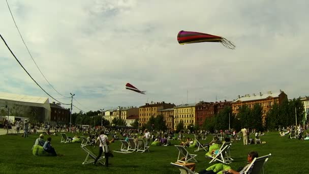 Personas descansando en el parque de verano — Vídeos de Stock