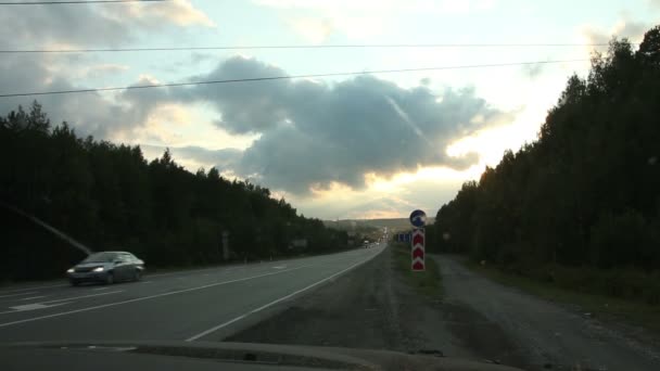 En una carretera — Vídeo de stock