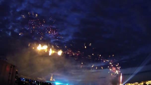 Fogos de artifício durante a noite rio Neva — Vídeo de Stock