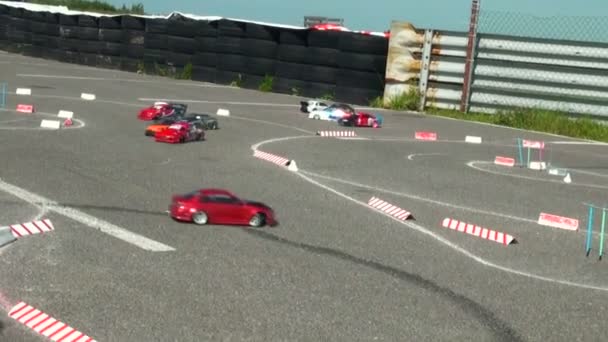 Mini coches de carreras en pista — Vídeo de stock