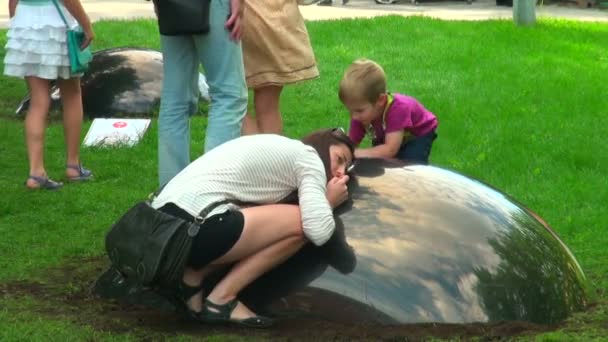 Los niños disfrutan en el parque de verano — Vídeo de stock