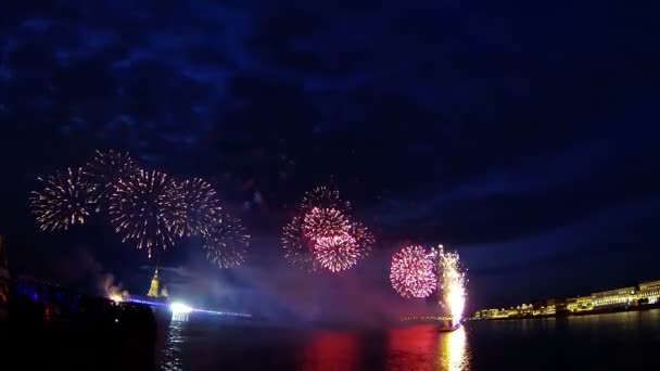 Vuurwerk over nacht neva — Stockvideo