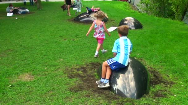 Παιδιά enjoyig στο πάρκο καλοκαίρι — Αρχείο Βίντεο