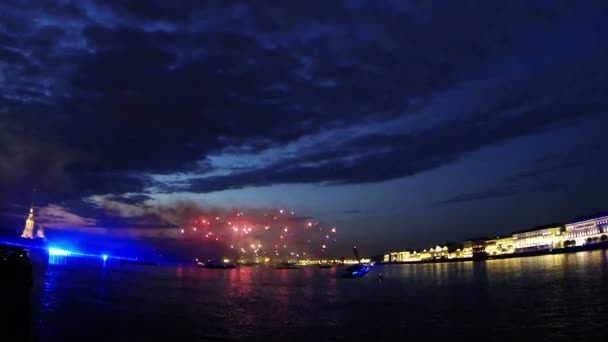 Vuurwerk over nacht neva — Stockvideo