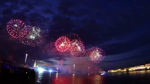 Tűzijáték, éjszaka Neva felett — Stock videók