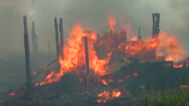 Du feu. Ruines d'une maison brûlée — Video