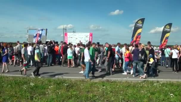 Visitantes en carreras de coches — Vídeos de Stock