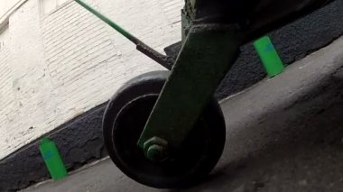 Tekerlekli kamyon yere