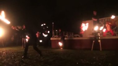 Parktaki yangın gösterisi.