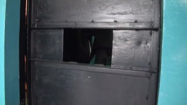 kapı, bir hapishane hücresi